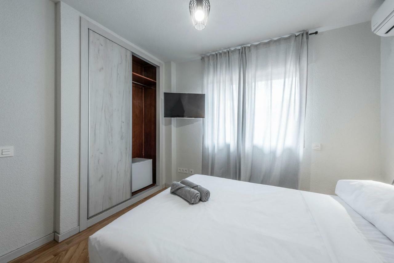 Chalet Alameda De Osuna Hotel มาดริด ภายนอก รูปภาพ